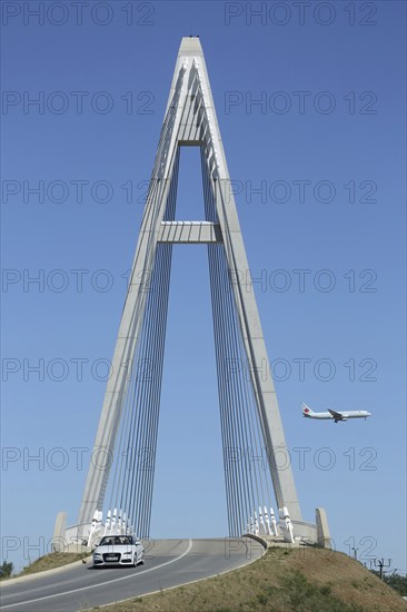 Cable-stayed bridge with pylon, passenger aircraft approaching Frankfurt, Main and car traffic, car, road, suspension cable bridge, Raunheim, Hesse, Germany, Europe