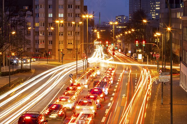 Evening city centre traffic in Essen, large intersection of Bismarckstrasse, B224, Friedrichstrasse and Hohenzollernstrasse, this area would also be affected by a diesel driving ban, Essen, North Rhine-Westphalia, Germany, Europe