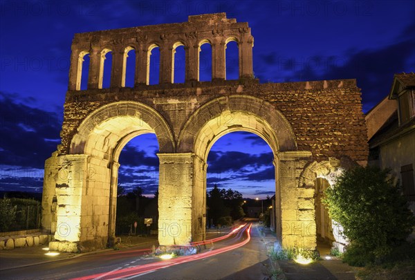 Roman city gate Porte d'Arroux, blue hour, blue hour, Autun, Département Saône-et-Loire, Region Bourgogne-Franche-Comté, Burgundy, France, Europe