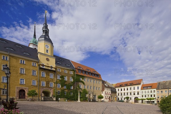 Roßwein is a small town in Saxony. The name comes from the Old Sorbian Rusavin. This goes back to the personal name Rusva, to rusy, reddish, blond. It was therefore the settlement of a Rusava. Town hall from (1862) with portal from 1529