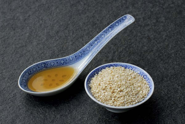 Sesameoil and white , spoon