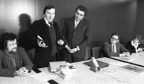 Two men meet for talks between East and West. Gerhard Schroeder (Chairman of the Jusos) and Egon Krenz (Chairman of the FDJ) on 22 March 1980 in Bonn. Gerhard Schroeder, Egon Krenz, N.N. from left, Germany, Europe