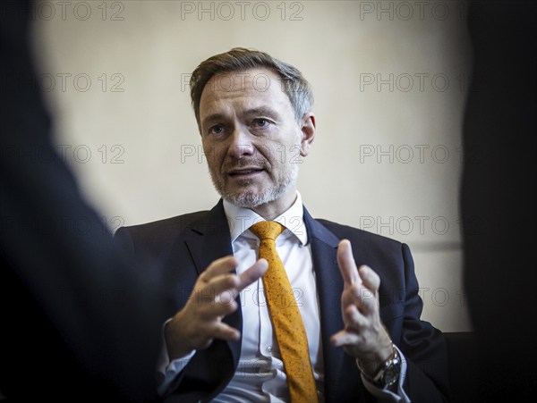 Christian Lindner (FDP), Bundesminister der Finanzen, aufgenommen waehrend eines Interviews im Abgeordnetenrestaurant des Reichstags