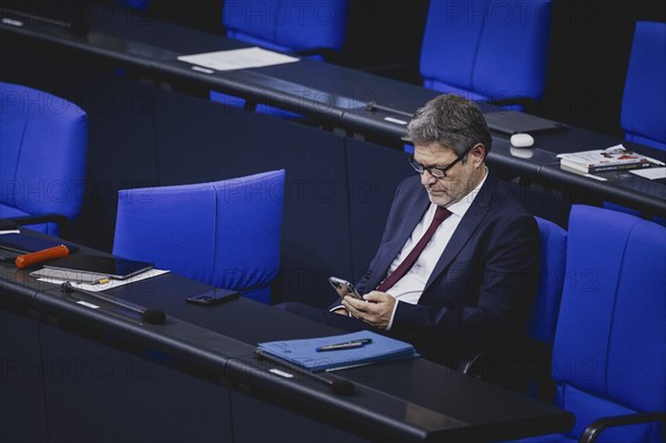 Robert Habeck (Buendnis 90 Die Gruenen), Bundesminister fuer Wirtschaft und Klimaschutz und Vizekanzler, aufgenommen im Rahmen einer Sitzung des Deutschen Bundestages zur aktuellen Stunde 'Ergebnisse der Klimakonferenz' in Berlin, 14.12.2023