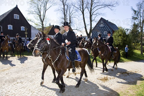 Every year at Easter there are about 5 processions in Lusatia, each with about 200 riders. The Catholic Church continues old Sorbian rites here. Thousands of spectators watch the impressive cavalcades
