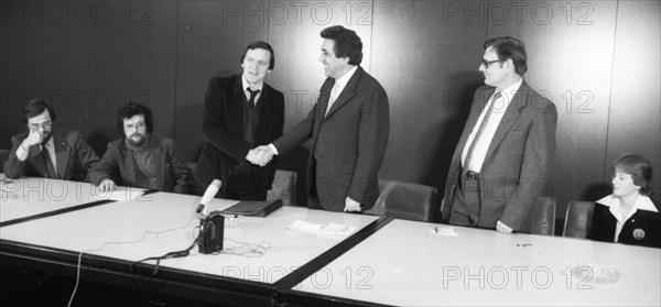 Two men meet for talks between East and West. Gerhard Schroeder (Chairman of the Jusos) and Egon Krenz (Chairman of the FDJ) on 22.03.1980 in Bonn.Gerhard Schroeder, Egon Krenz, N.N. f.l, Germany, Europe