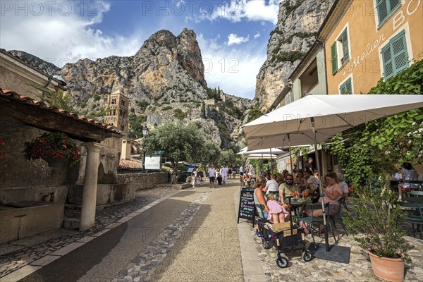 Alley with restaurants in Moustiers-Sainte-Marie, Département Alpes-de-Haute-Provence, Region Provence-Alpes-Côte d'Azur, Provence, France, Europe