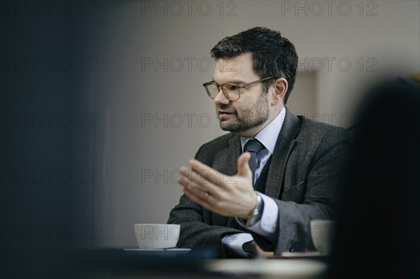 Marco Buschmann (FDP), Bundesminister der Justiz, aufgenommen im Rahmen eines Interview fue NBR in Berlin, 12.12.2023