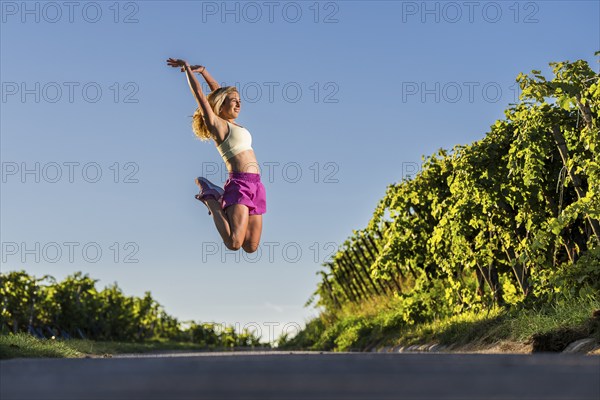 Young woman in Fitness training, vineyard at Grossheppach, Remstal valley, Baden Württemberg, Germany, Europe