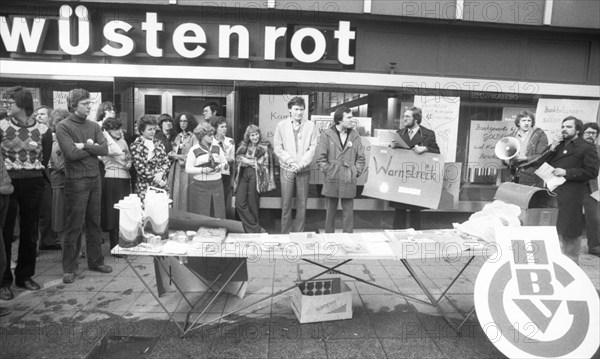 The trade union Handel, Banken, Versicherungen (HBV) in a warning strike in the conflict of tariffs on 12.03.1980 in Dortmund, Germany, Europe