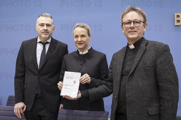 (v.l.n.r.) Dr. Max Markus Mutschler, Vors. der Fachgruppe Ruestungsexporte der GKKE, Praelatin Dr. Anne Gidion, Ev. Vorsitzende der GKKE, und Praelat Dr. Karl Juesten, Kath. Vorsitzender der GKKE, Kommissariat der Deutschen Bischoefe, aufgenommen im Rahm