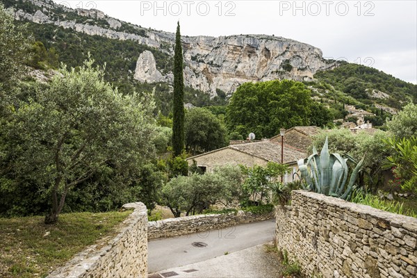 Medieval village in the mountains, Fontaine-de-Vaucluse, Département Vaucluse, Provence, Provence-Alpes-Côte d'Azur, France, Europe