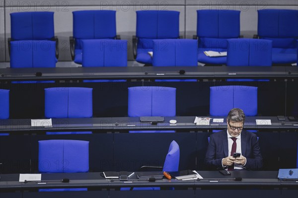 Robert Habeck (Buendnis 90 Die Gruenen), Bundesminister fuer Wirtschaft und Klimaschutz und Vizekanzler, aufgenommen im Rahmen einer Sitzung des Deutschen Bundestages zur aktuellen Stunde 'Ergebnisse der Klimakonferenz' in Berlin, 14.12.2023