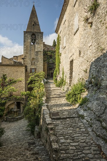 Medieval mountain village, Crestet, Vaucluse department, Provence, Provence-Alpes-Côte dAzur, France, Europe