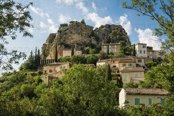 Picturesque mountain village, La Roque-Alric, Dentelles de Montmirail, Département Vaucluse, Provence, Provence-Alpes-Côte dAzur, France, Europe