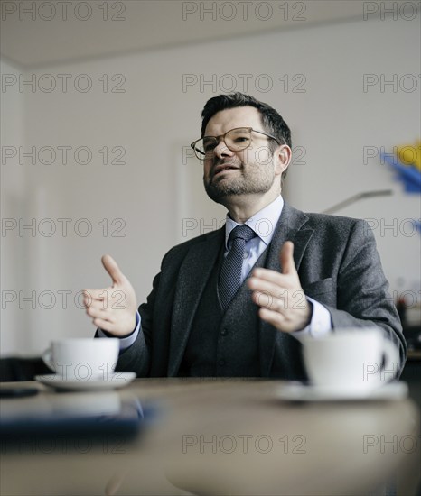 Marco Buschmann (FDP), Bundesminister der Justiz, aufgenommen im Rahmen eines Interview fue NBR in Berlin, 12.12.2023