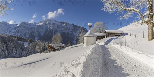 Winter landscape, Gerstruben, a former mountain farming village in the Dietersbach valley near Oberstdorf, behind it the Himmelschrofen, 1791m, Allgäu Alps, Allgäu, Bavaria, Germany, Europe