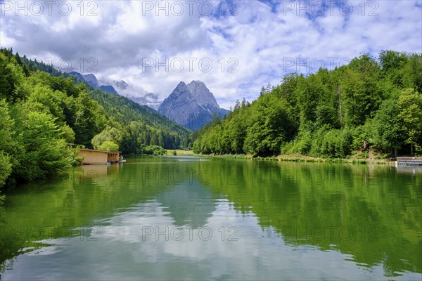 Riessersee near Garmsch-Partenkirchen in front of the Waxensteinen, Upper Bavaria, Bavaria, Germany, Europe