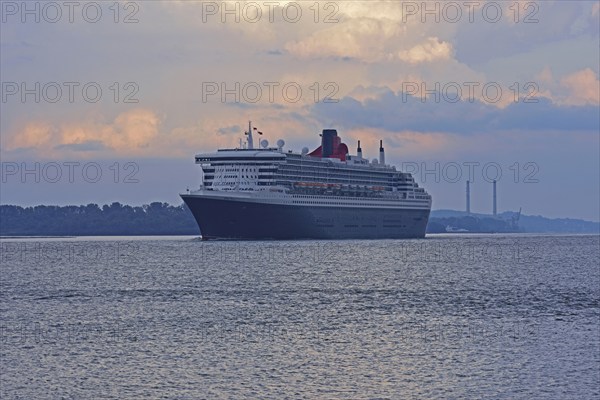 Europe, Germany, Hamburg, Elbe, passenger ship Queen Mary 2 leaves Hamburg, cloudy sky, romantic atmosphere, evening light, Hamburg, Hamburg, Federal Republic of Germany, Europe