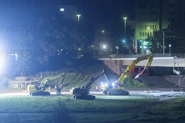In the early hours of the morning, a section of the Carola Bridge collapsed for unknown reasons. Over a length of around 100 metres, the section on which the trams normally run collapsed into the Elbe. Demolition of the collapsed section of the bridge began during the night of 13 September, and heavy equipment was used for this purpose. Demolition of the collapsed bridge sections of the Carola Bridge in Dresden, Dresden, Saxony, Germany, Europe