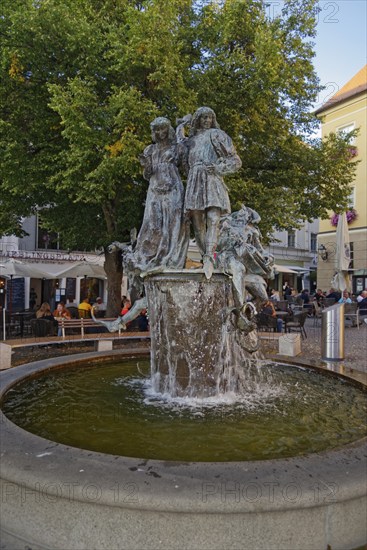 Wedding fountain with people and cafés in the background, market square, Amberg, Upper Palatinate, Bavaria, Germany, Europe