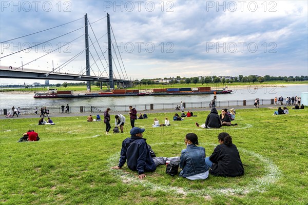 Düsseldorf on the Rhine during the corona crisis, corona circles, to comply with the distance rules, the contact bans, keeping distance is mostly observed, despite many walkers, effects of the corona crisis in Germany