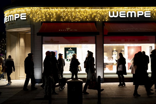 Christmas shopping on Königsallee, Kö, Christmas lights, luxury shops, in the city centre of Düsseldorf, North Rhine-Westphalia, Germany, jeweller, Wempe, Europe