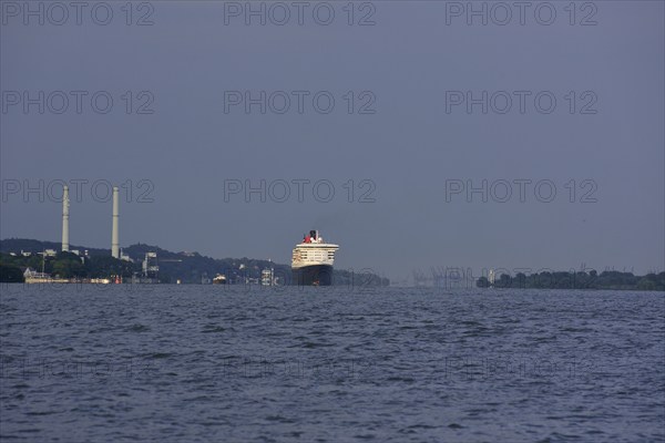 Europe, Germany, Hamburg, Elbe, Passenger ship Queen Mary 2 leaves Hamburg, Evening light, Europe
