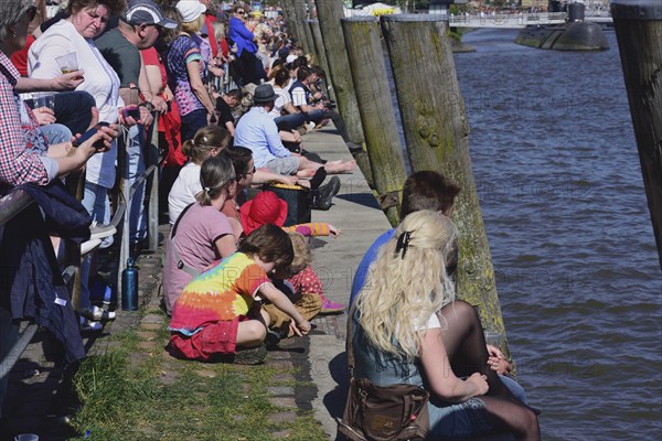 Europe, Germany, Hamburg, Elbe, Harbour Birthday, Spectators on the Elbe quay, Hamburg, Hamburg, Federal Republic of Germany, Europe