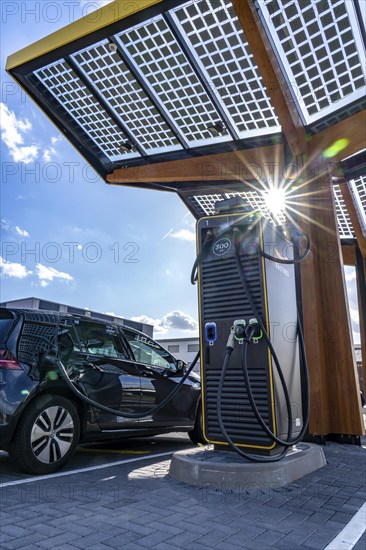 E-fuelling station on the site of the former Lohberg colliery in Dinslaken, 4 300 kW fast-charging columns, from the provider Fastend, the charging current comes from renewable energies, part of it from the photovoltaic roof of the e-fuelling station, North Rhine-Westphalia, Germany, Europe