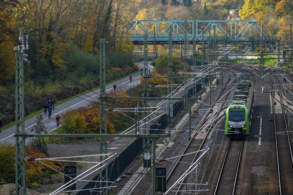 Radschnellweg Ruhr, RS1, along the railway line between Essen and Mülheim, shared cycle path, footpath, S-Bahn train, Mülheim an der Ruhr, North Rhine-Westphalia, Germany, Europe