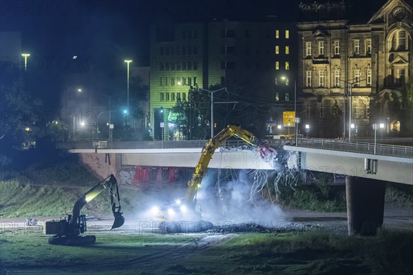 In the early hours of the morning, a section of the Carola Bridge collapsed for unknown reasons. Over a length of around 100 metres, the section on which the trams normally run collapsed into the Elbe. Demolition of the collapsed section of the bridge began during the night of 13 September, and heavy equipment was used for this purpose. Demolition of the collapsed bridge sections of the Carola Bridge in Dresden, Dresden, Saxony, Germany, Europe