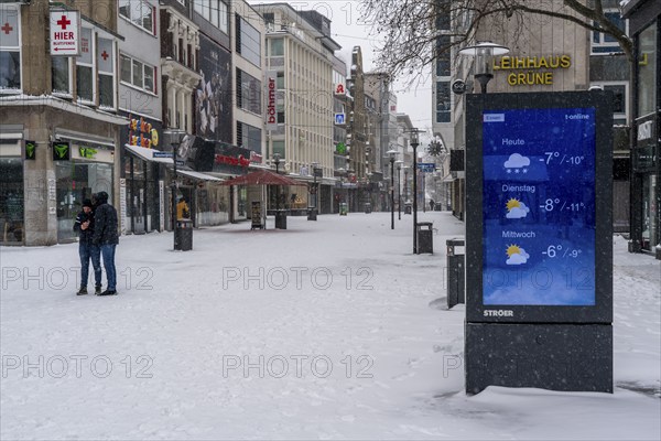 Digital billboard, weather forecast, city centre of Essen, onset of winter, lots of fresh snow and daytime temperatures below minus 5 degrees, empty pedestrian zone, Kettwiger Straße, during the Corona lockdown in February 2021, closed shops, Essen, North Rhine-Westphalia, Germany, Europe