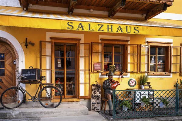 The yellow salt house in Hallstatt. Hallstatt, Gmunden, Salzkammergut, Upper Austria, Austria, Europe