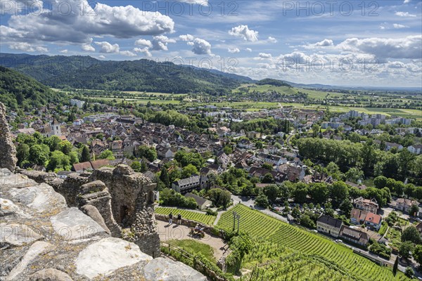 The ruins of Staufen Castle on the Schlossberg with a view of the historic old town, wine-growing region, Staufen im Breisgau, Markgräflerland, Black Forest, Baden-Württemberg, Germany, Europe