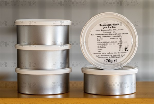 Emergency preparedness, food storage in a private household, long-life food, tinned bread