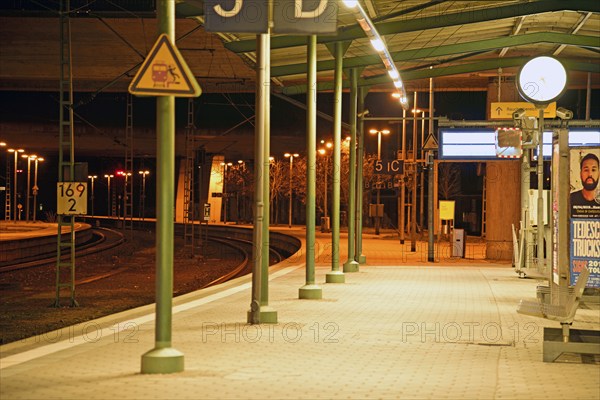 Europe, Germany, Hamburg, Harburg, railway station at night, deserted platform, Hamburg, Hamburg, Federal Republic of Germany, Europe