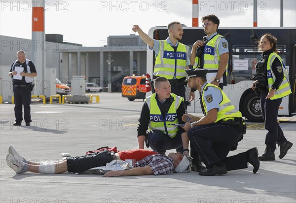 EASA emergency exercise at BER Airport, emergency services rehearsed an emergency in the aviation security area. The airport company rehearsed for an emergency together with the federal police and fire brigade as part of an emergency exercise, 11 October 2022