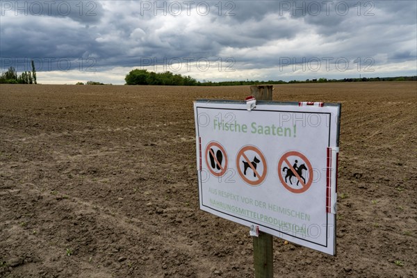 Sign on a field where crops have just been sown, with the request not to enter the field because of the sowing, Mülheim an der Ruhr, North Rhine-Westphalia, Germany, Europe