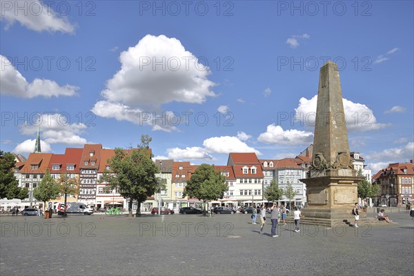 Cathedral square with Erthal obelisk built in 1777, monument with column, people, houses, cathedral square, Erfurt, Thuringia, Germany, Europe