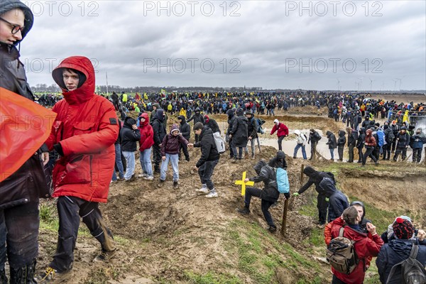 Many thousands of demonstrators march after a demonstration against the demolition of the lignite village of Lützerath, to the edge of the Garzweiler open-cast mine and on to the rest of the village, Lützerah, Erkelenz, North Rhine-Westphalia, Germany, Europe
