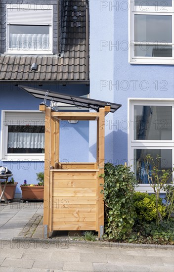 Detached house with various solar modules, in addition to solar panels on the roof of the house, plug-in solar modules are mounted on a dustbin box as a roof, Essen, North Rhine-Westphalia, Germany, Europe