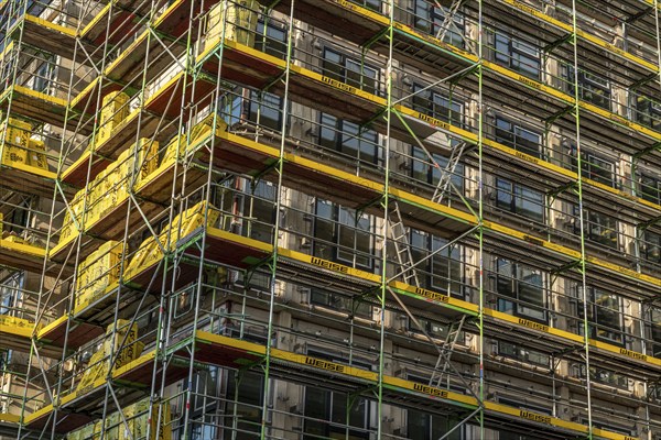 Construction site of a large building project on Huyssenallee in Essen, Huyssen Quartier, residential tower block with 19 floors, an office building with 5 floors, scaffolded new building, Essen, North Rhine-Westphalia, Germany, Europe