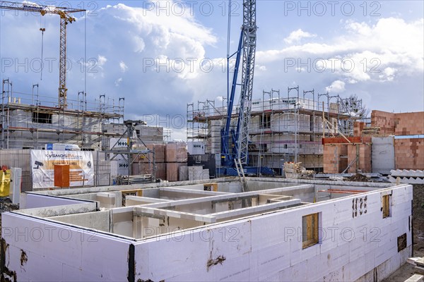 New-build neighbourhood, around 140 detached and semi-detached houses under construction in the south of Duisburg, various developers, shells, construction work, basement, North Rhine-Westphalia, Germany, Europe