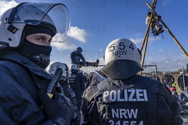 Beginning of the eviction of the Lützerath hamlet, camp of climate activists and squatters, at the Garzweiler 2 opencast lignite mine, by the police, Erkelenz, North Rhine-Westphalia, Germany, Europe