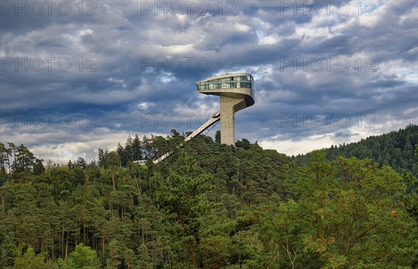 Bergisel ski jump, Bergisel ski jump and the mountains of the Innsbruck Nordkette, Alpine landscape, Innsbruck, Tyrol, Austria, Europe