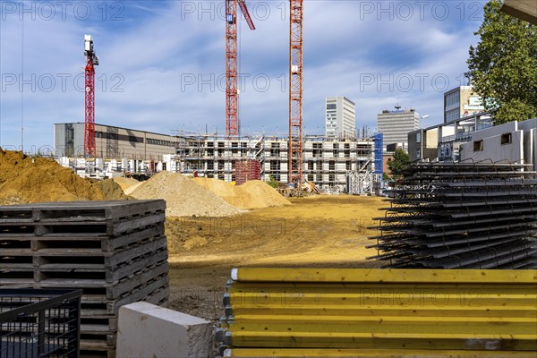 Large construction site, offices and flats between Sachsenstraße and Bert-Brecht-Straße in the so-called literary quarter, construction cranes, shell construction, skyline of the city centre of Essen, North Rhine-Westphalia, Germany, Europe