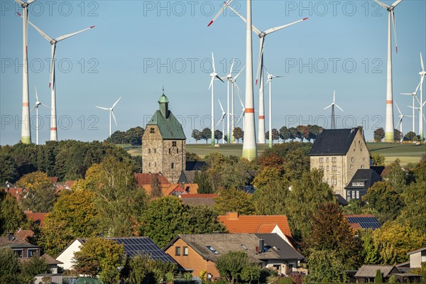 Wind farm above the village of Lichtenau, self-proclaimed energy town, houses with photovoltaic systems on the roofs, Paderborn district, OWL, A North Rhine-Westphalia, Germany, Europe
