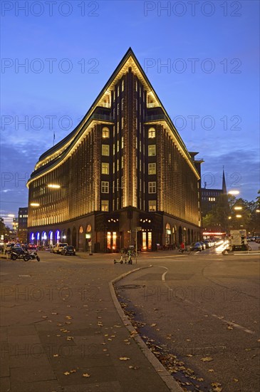 Europe, Germany, Hamburg, City, Kontorhausviertel, Chilehaus, clinker brick facade, built 1922 to 1924 by Fritz Höger, World Heritage Site, twilight, gable end, Hamburg, Hamburg, Federal Republic of Germany, Europe