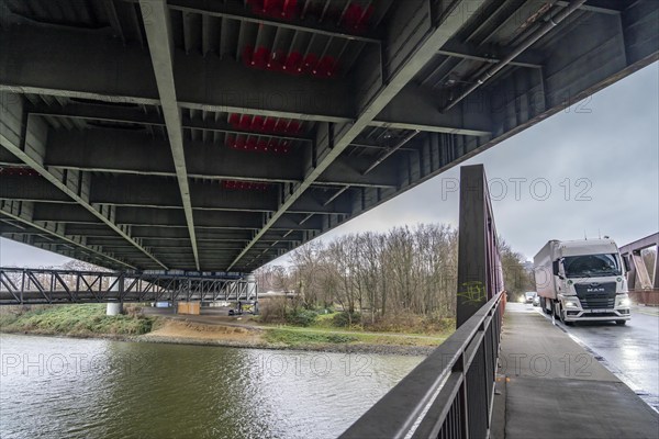 A42 motorway bridge, (red arches) over the Rhine-Herne Canal, with massive structural damage, totally closed for the next few months, between the Bottrop-Süd and Essen-Nord junctions, for trucks probably until a new bridge is built, inner-city canal bridge, Hafenstraße/Vogelheimer Straße, North Rhine-Westphalia, Germany, Europe